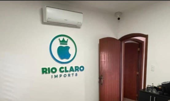 Primeira sala da Rio Claro Imports, com o logo da loja na parede branca
